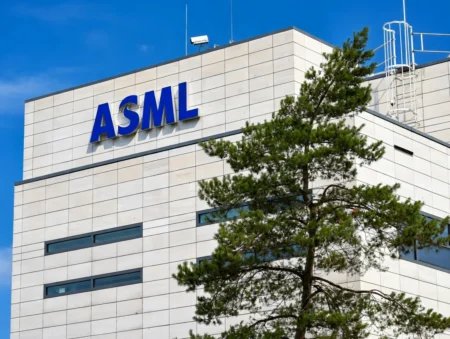 ASML（ASML）股价上涨3%，瑞银在财报发布前重申买入评级