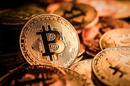 比特币（BTC）在2024年以来表现最佳的一季度后，于8.3万美元附近盘整