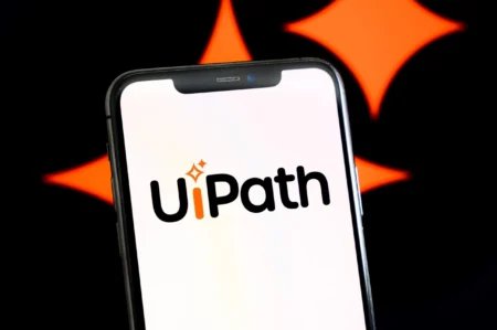 UiPath (PATH) 股价因分析师下调评级而暴跌，AI定价担忧加剧