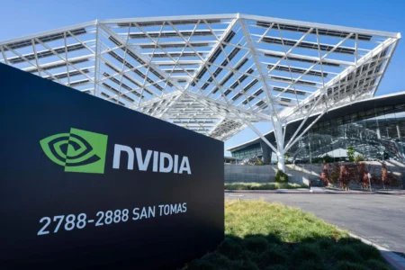 英伟达（NVDA）股价在创纪录的1500亿美元回购计划后逼近历史高点