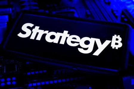策略（MSTR）股价下跌近4%，比特币跌破8万美元关口
