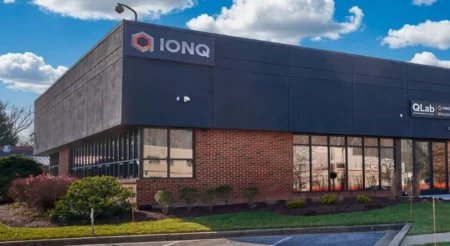 IonQ (IONQ) 股价因量子安全合同及营收上调而上涨7%