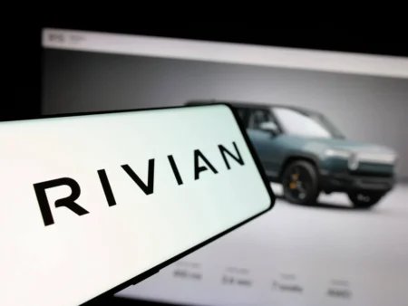 Rivian Automotive (RIVN) 股价下跌，因与 Redwood 扩大电池回收联盟