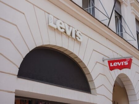 李维斯（LEVI）股价下跌：第三季度营收达16亿美元，但直营增长令人失望