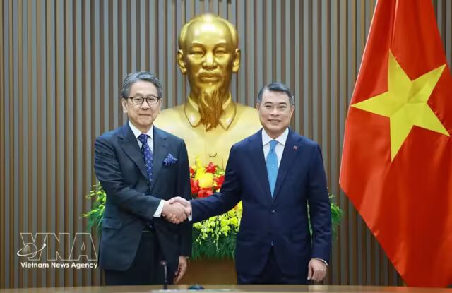 越南政府总理黎明兴（右）与日本国际协力银行（JBIC）董事长前田匡史。图自越通社
