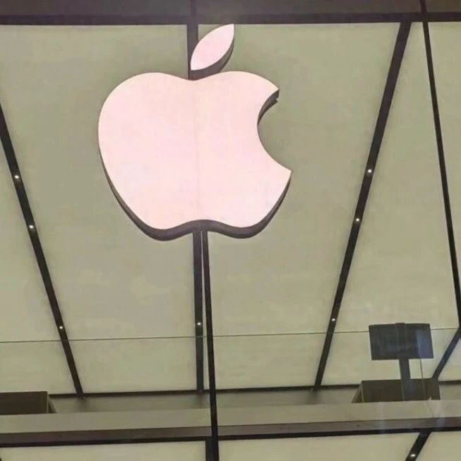 苹果这波想靠全玻璃和折叠机抬价,结果路线图还在,iPhone 17 Pro价格却先卷不动了