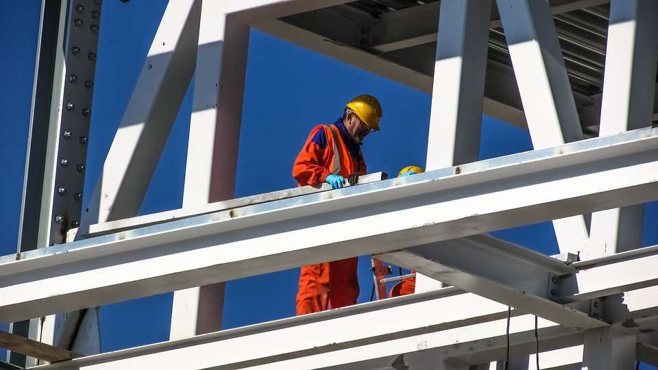 AI算力基建支撑，卡特彼勒Q2营收首次跨过200亿门槛，全面上调全年业绩指引