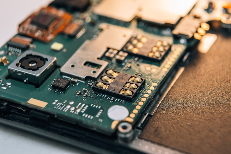 存储超级周期加码：DRAM/NAND三季度环比涨价20-30%，超大规模客户签约接受明年Q1涨价